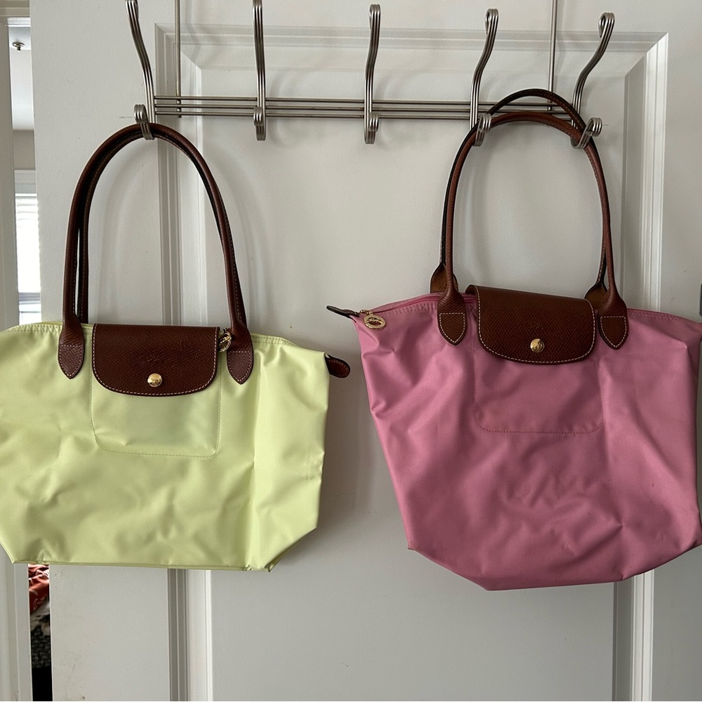 Just in time for spring!!! Selling 2 Longchamp Le Pliage medium shoulder totes.